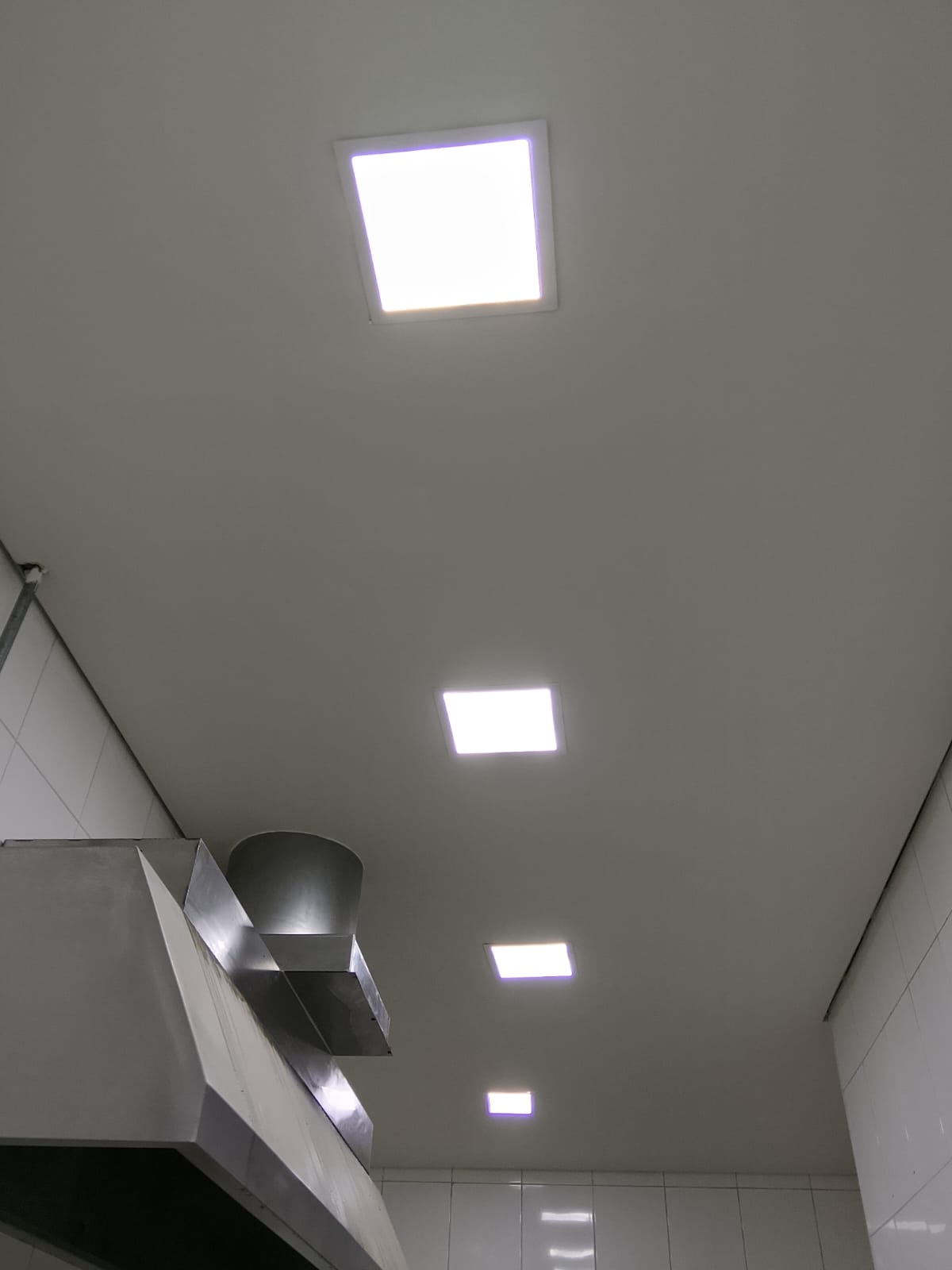 Acabamento de pintura em teto com iluminação