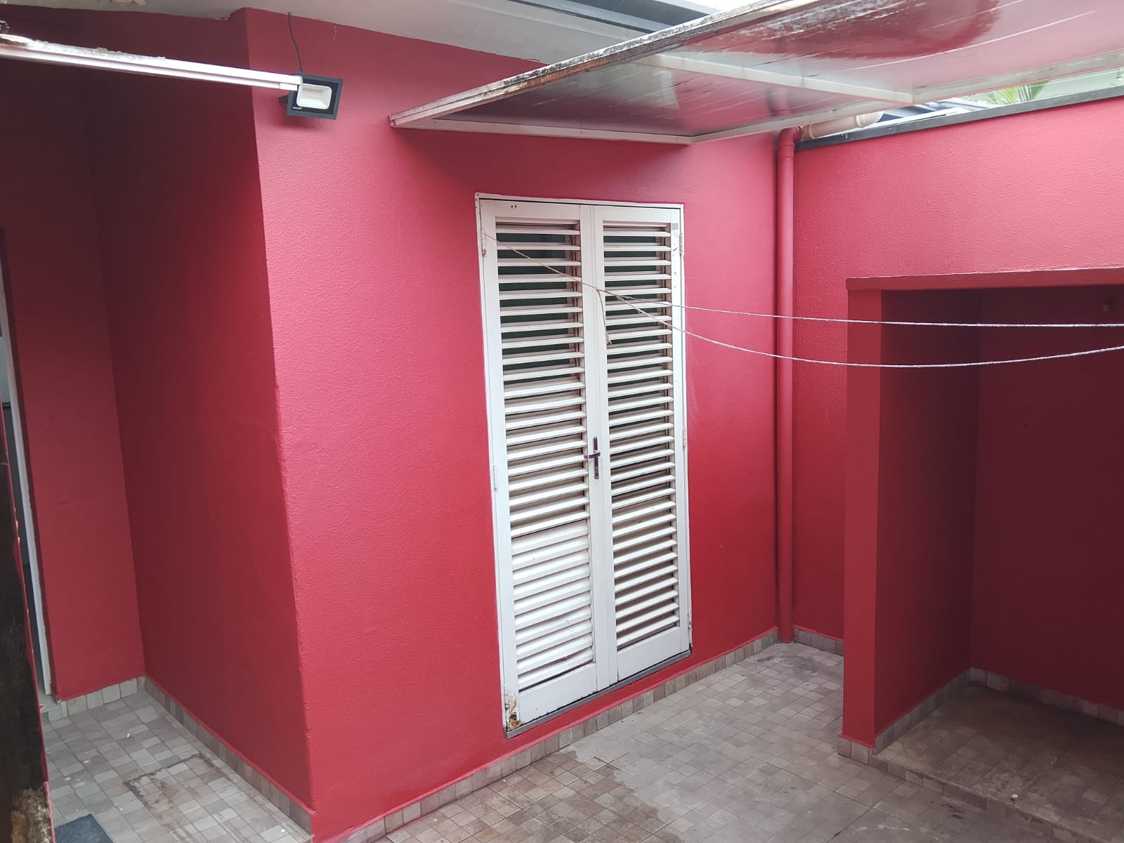 Pintura vermelha em área externa residencial