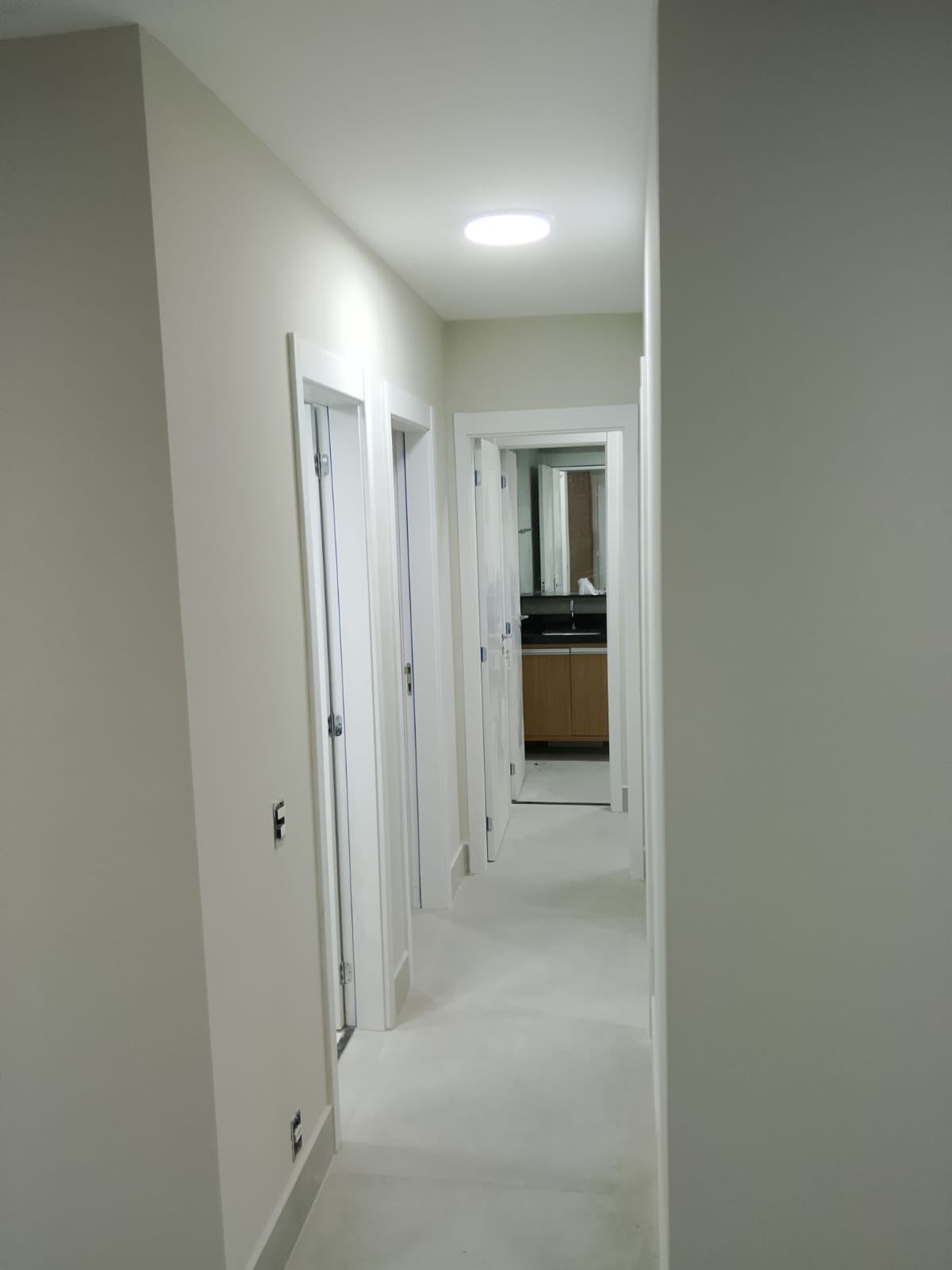 Corredor residencial após pintura em São Paulo