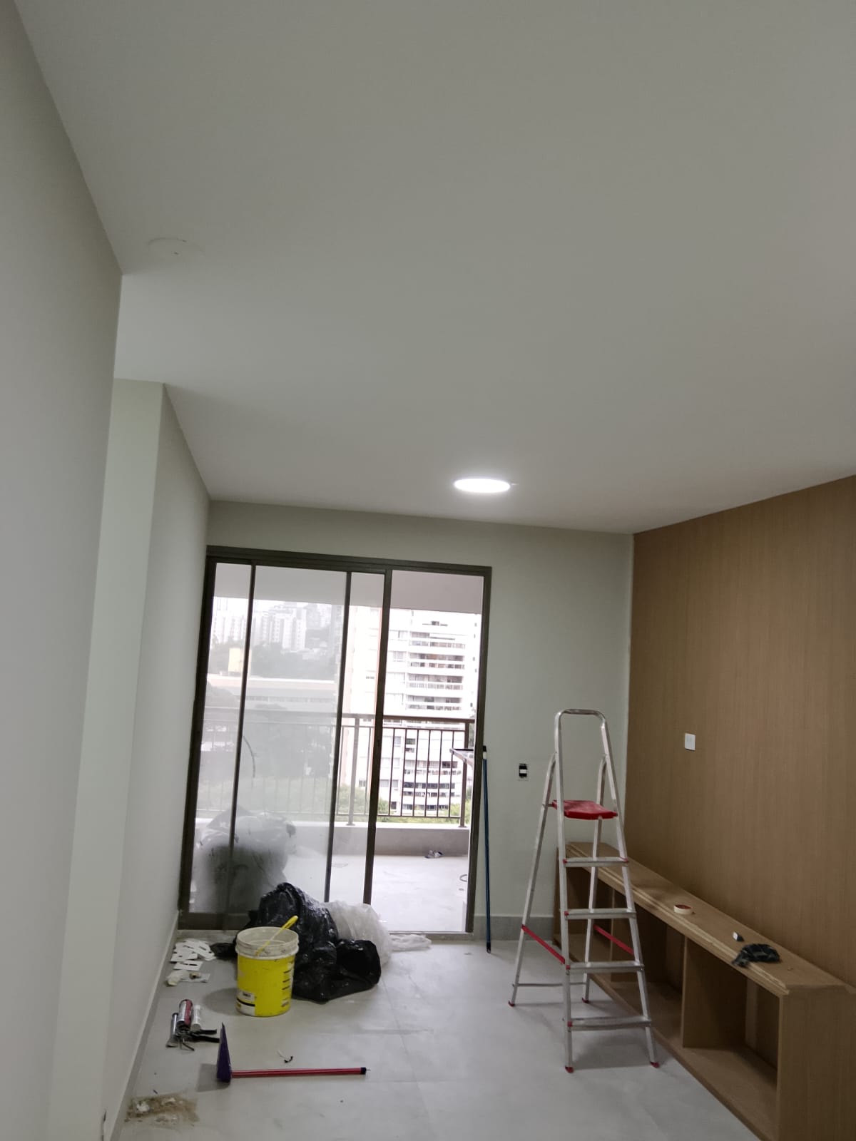 Pintura residencial em sala de apartamento em São Paulo