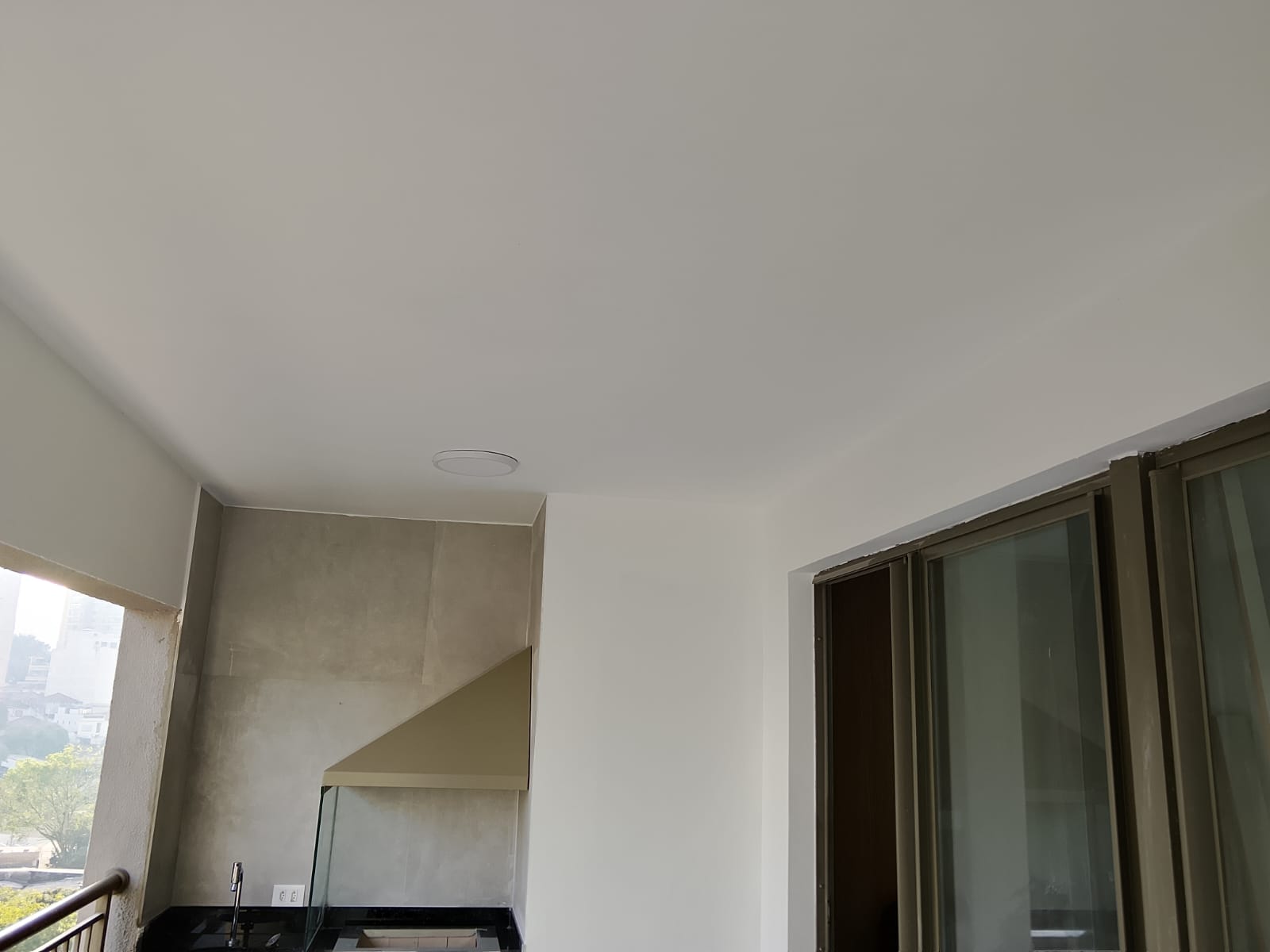 Pintura e acabamento em varanda de apartamento